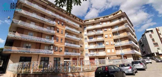 Foto Box in via Giovanni di Guglielmo 53, Avellino di 110 m² in vendita