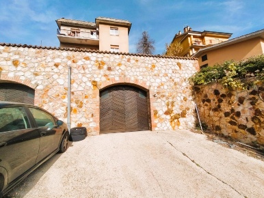 Foto Box in Via Claudia Braccianese, Tolfa Centro di 45 m² in vendita