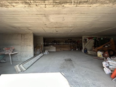 Foto Box in Via Leonardo da Vinci, Valgreghentino Centro di 137 m²