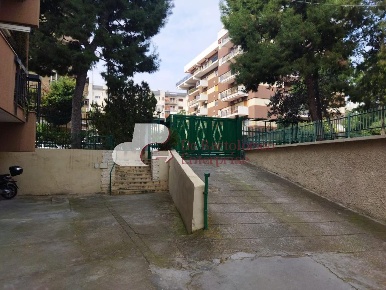 Foto Box in Via Saverio Lioce, Bari Poggiofranco di 101 m² con 1 locali