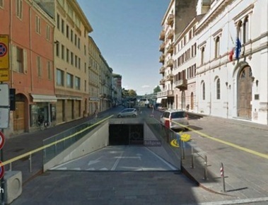 Foto Posti auto in Piazza Ghiaia, Parma Centro Storico di 23 m² in affitto