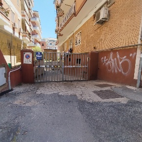 Foto Posti auto in via jaopo da lentini, Pomezia di 40 m² con 1 locali