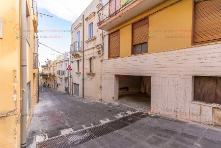 Foto Posti auto a Melilli Centro di 220 m² con 220 locali in vendita