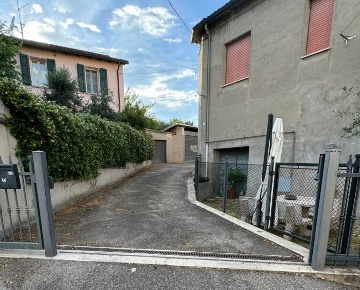 Foto Garage a Meldola in affitto
