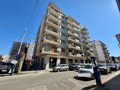 Foto Garage in via 24 Maggio  16, Cosenza Centro di 60 m² con 1 locali