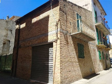 Foto Garage a Orsogna Centro di 78 m² con 2 locali in vendita