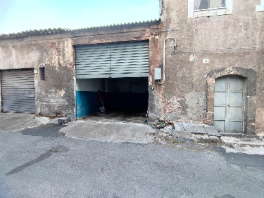 Foto Garage in Cortile Pispisella 7, Catania Centro Storico di 32 m²