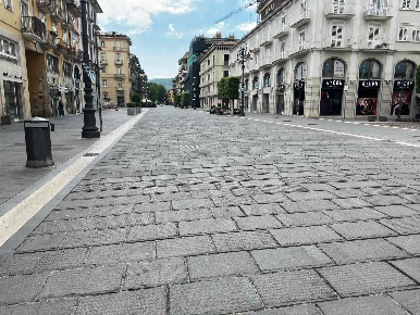 Foto Garage a Avellino Emanuele II, C. Colombo, Morelli e Silvati di 25 m²