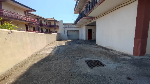 Foto Garage in Via Acireale  17, Mascalucia Centro di 97 m² con 1 locali