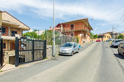 Foto Box in Via Santa Caterina, San Pietro Clarenza di 86 m² con 1 locali