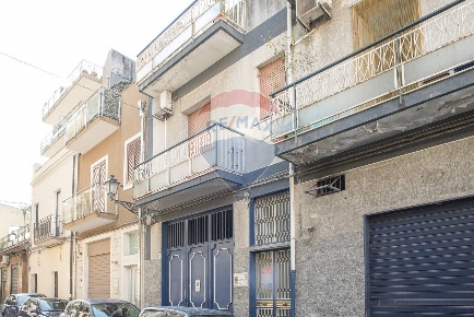 Foto Box in Via Dei Vespri, Misterbianco Centro di 129 m² con 1 locali