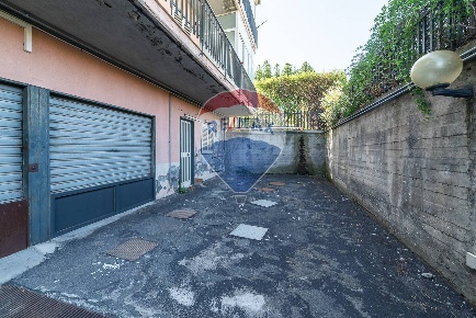 Foto Box in via dei tulipani, Mascalucia Centro di 27 m² con 1 locali