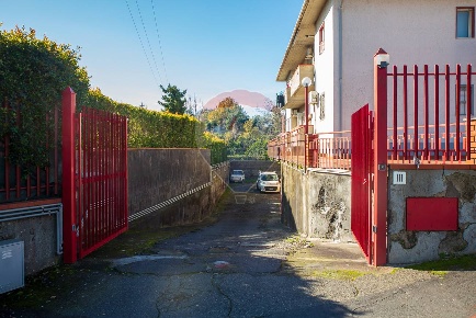 Foto Box in Via Nocilla, Aci Sant'Antonio Centro di 65 m² con 1 locali