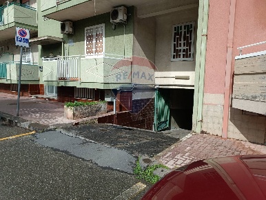 Foto Box in Via Dottore Giovanni Chiarenza, Aci Catena Centro di 14 m²