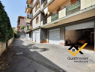 Foto Box in Via San Filippo Neri, Aci Castello Centro di 31 m² con 1 locali