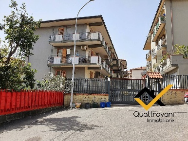 Foto Box in Via San Filippo Neri, Aci Castello Centro di 31 m² con 1 locali