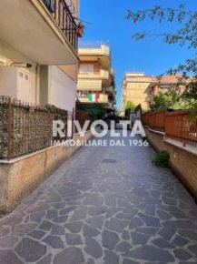 Foto Box in Viale Alessandrino, Roma in vendita