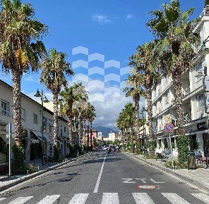 Foto Box in Via Trento, Forte dei Marmi Centro di 15 m² con 1 locali