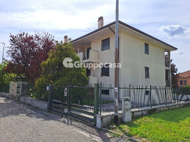 Foto Box in Via Macedonio Melloni, Magenta in vendita