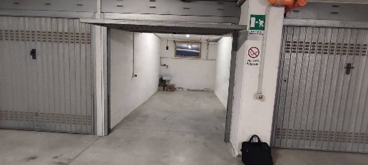 Foto Box in Via Enrico Mattei, Bologna San Vitale - Roveri di 14 m²