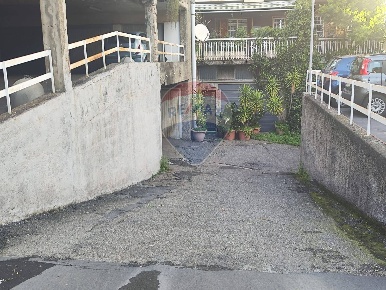 Foto Box in Via Nazionale, Aci Castello Centro di 84 m² con 1 locali