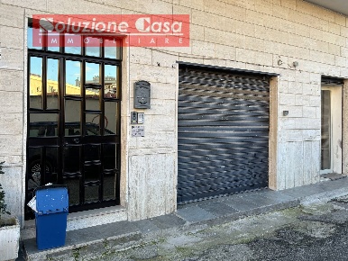Foto Box in via Marsala, Canosa di Puglia Centro di 90 m² con 1 locali