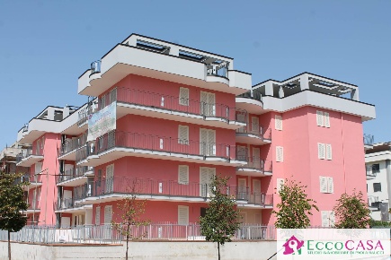 Foto Box in via montella, Maddaloni Centro di 15 m² con 1 locali in vendita