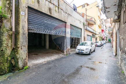 Foto Box in Via Delle Mandre, Catania Centro Storico di 375 m² con 2 locali