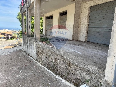 Foto Box in Via San Giovanni, Melilli Centro di 248 m² con 2 locali