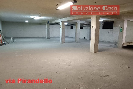 Foto Box in via Pirandello, Canosa di Puglia Centro di 225 m² con 1 locali