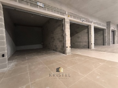 Foto Box in VIALE GUGLIELMO MARCONI, Pescara Porta Nuova di 22 m²