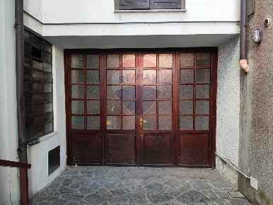 Foto Box in piazza san carlo, Meina Centro di 129 m² con 2 locali