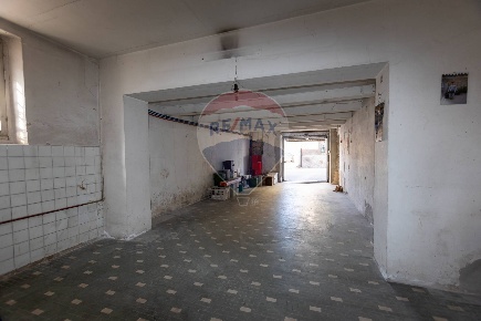 Foto Box in Via Castelfidardo, Jesi Gallodoro - Prato di 90 m² con 1 locali