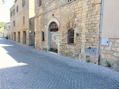 Foto Box in Via di Porta Castello, Tarquinia Centro Storico di 120 m²