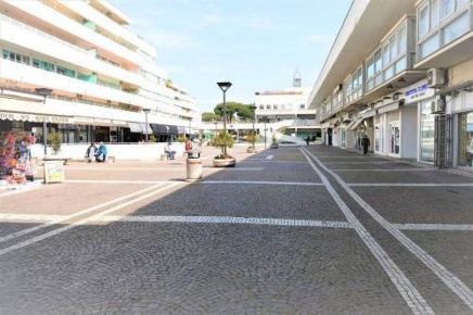 Foto Box in Via di Casalpalocco, Roma in vendita