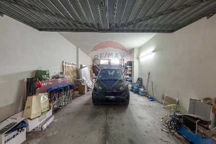 Foto Box in Via Emanuele Cutore, Gravina di Catania Centro di 43 m²