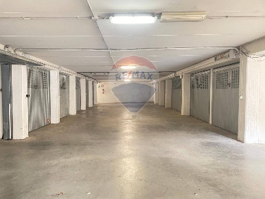 Foto Box in Via D'azeglio, Viadana Centro di 28 m² con 1 locali in vendita