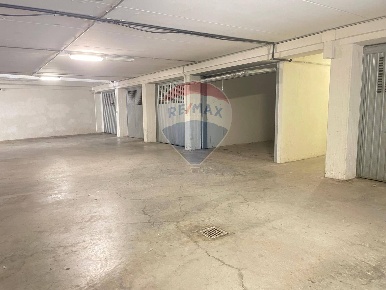 Foto Box in Via D'azeglio, Viadana Centro di 28 m² con 1 locali in vendita