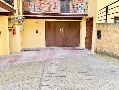 Foto Box in Via Corsica, Monterotondo Centro di 250 m² con 1 locali