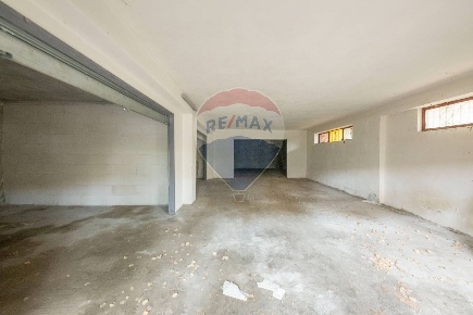 Foto Box in via quattro novembre, Mascalucia Centro di 52 m² con 1 locali