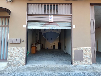 Foto Box in via Primo Maggio, Misterbianco Centro di 57 m² con 1 locali