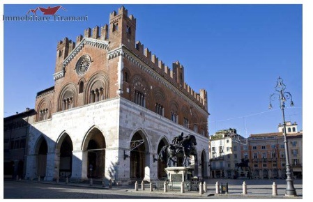 Foto Box in Via Emilia Parmense, Piacenza San Lazzaro di 12 m² con 1 locali