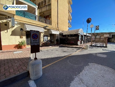Foto Box in Via Genova, Loano Centro di 17 m² con 1 locali in vendita
