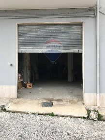 Foto Box in VIA ALDO MORO, Solarino di 104 m² con 1 locali in vendita