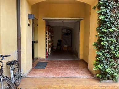 Foto Box in Via Selmi 54, Modena Centro Storico di 16 m² con 1 locali