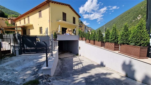 Foto Box a Spoleto in vendita