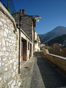 Foto Box in Via delle Mura 20, Gualdo Tadino in vendita