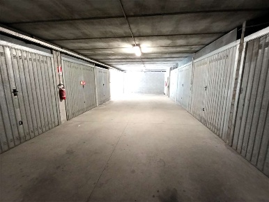 Foto Box in via chanoux, Châtillon Centro di 42 m² con 1 locali in vendita