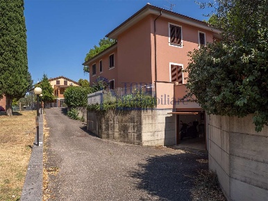 Foto Box in via angelo cortesi 94, Todi in vendita