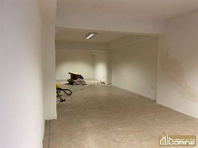 Foto Box a Ancona di 192 m² con 3 locali in vendita